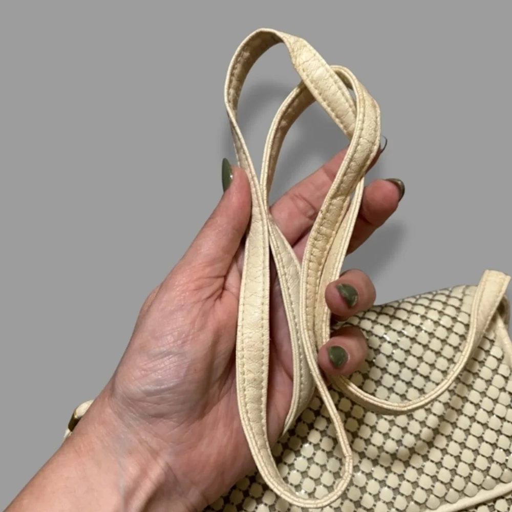 Victoria Place Purse Crossbody Bag Chainmail Mesh Enamel Magnetic Snap Ivory OS - Picture 3 of 13